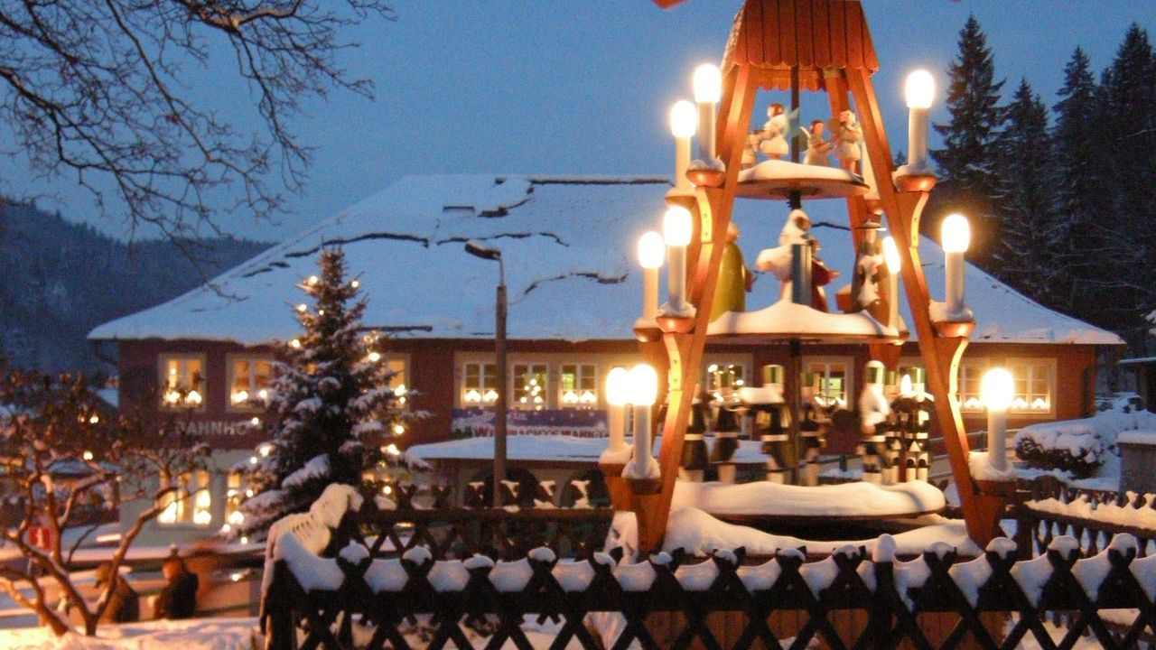 Pyramide in Kipsdorf zur Weihnachtszeit Pyramide in Kipsdorf zur Weihnachtszeit
